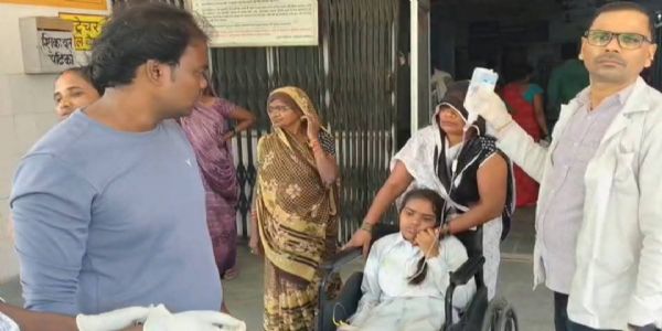 कौशांबी : निजी स्कूल का वाहन पलटने से कई बच्चे घायल, एक बच्ची के हाथ में फ्रैक्चर
