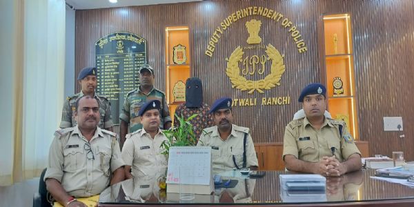 मोबाइल छिनतई का आरोपित गिरफ्तार, फोन और बाइक बरामद