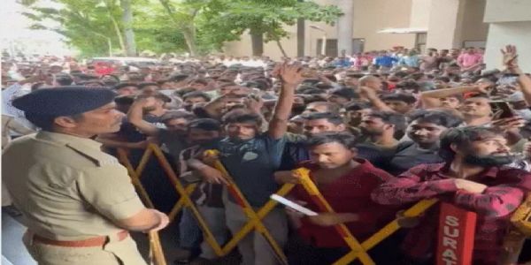 सूरत में श्रमिकों का कलेक्ट्रेट पर प्रदर्शन, रविवार की छुट्टी और पूरे वेतन की मांग