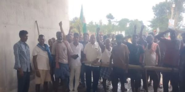 सर्विस रोड की मांग को लेकर ग्रामीणों ने किया सड़क जाम
