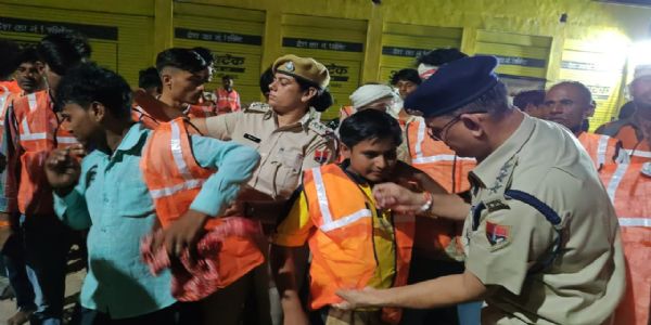 जोधपुर ग्रामीण पुलिस : रात्रि में पैदल रामदेवरा जाने वाले श्रद्धालुओं को पहनाए रिफ्लेक्टिव एप्रिन