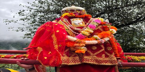 रामणी में नंदा डोलियों के मिलन पर छलकीं आंखें, उमड़ा आस्था का सैलाब