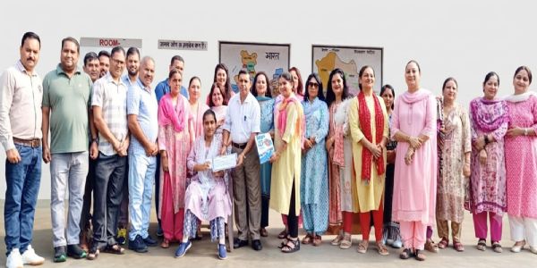 दिव्यांगता को मात देकर पलक ने रचा सफलता का नया इतिहास