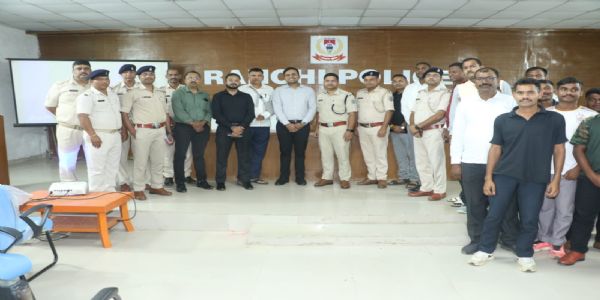 नवीन पुलिस केंद्र में पुलिसकर्मियों को दी गई कैंसर से बचाव की जानकारी
