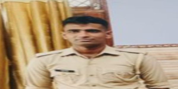 आगरा पुलिस लाइन परेड ग्राउंड में आरक्षी ने फांसी लगाकर की आत्महत्या