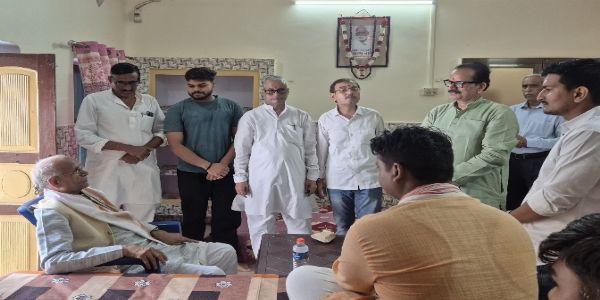 वाराणसी पहुंचे विहिप नेता चंपत राय ने किया दर्शन —पूजन, कहा - काशी सदैव से ज्ञान देती आई है
