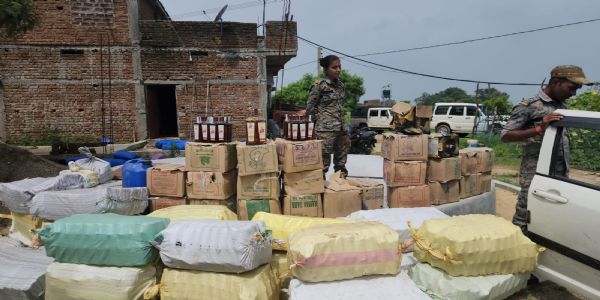 पुलिस और उत्पाद विभाग की संयुक्त छापेमारी में 17 पेटी शराब बरामद, कार जब्त