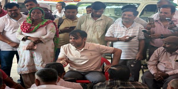 फतेहाबाद में सडक़ों से हटने लगे कचरे के ढेर, डीएमसी के दखल के बाद बहाल हुए निकाले गए कर्मचारी