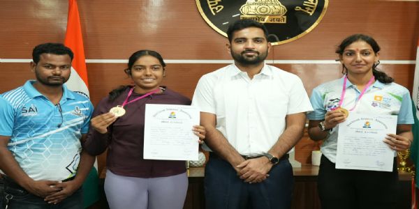 एथलेटिक्स प्रतियोगिता में पदक विजेता खिलाड़ियों को डीसी ने किया सम्मानित