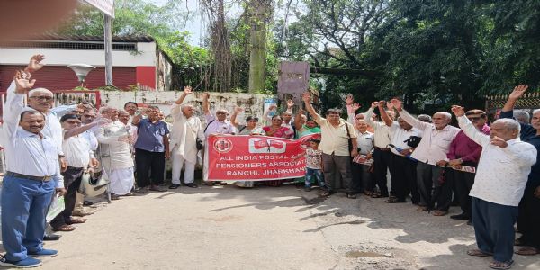 पोस्टल पेंशनर्स एसोसिएशन का 11 सूत्री मांगों को लेकर धरना