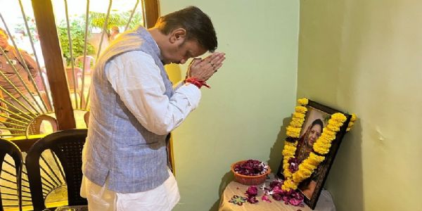 मप्रः उप मुख्यमंत्री शुक्ल ने बनखेड़ी पहुंचकर स्वर्गीय सुमन गोहल को अर्पित की श्रद्धांजलि