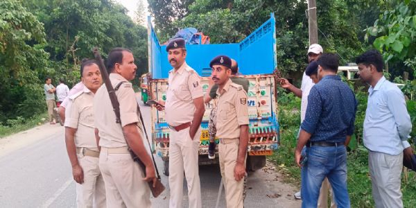 पिकअप के तहखाने से पुलिस ने गांजे की बड़ी खेप की बरामद
