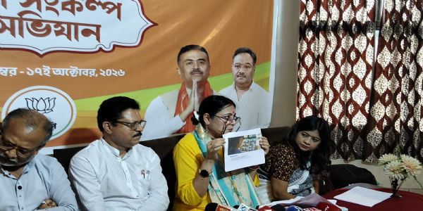 पत्रकार से बात करते मंत्री अग्निमित्रा