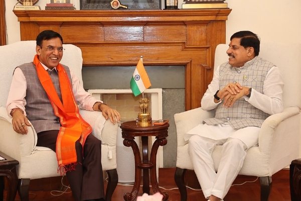 केंद्रीय मंत्री मनसुख मांडविया से चर्चा करते हुए मुख्यमंत्री डॉ. मोहन यादव केंद्रीय मंत्री मनसुख मांडविया से चर्चा करते हुए मुख्यमंत्री डॉ. मोहन यादव