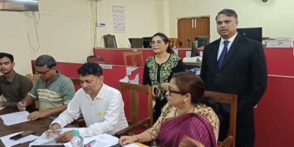 मामलो की सुनवाई करते बेंच मामलो की सुनवाई करते बेंच