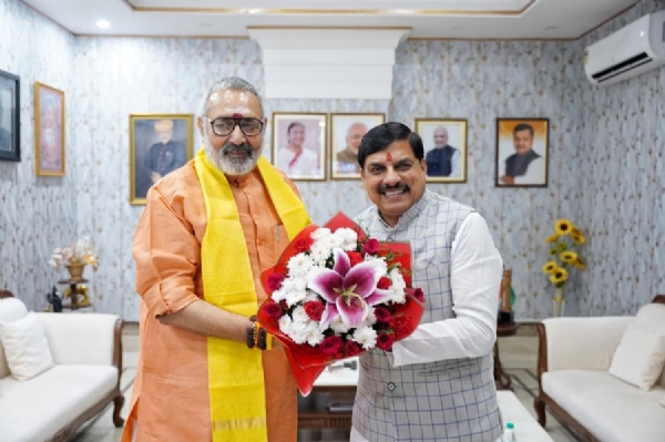 केंद्रीय वस्त्र मंत्री गिरिराज सिंह को पुष्पगुच्छ भेंट करते हुए मुख्यमंत्री डॉ. मोहन यादव केंद्रीय वस्त्र मंत्री गिरिराज सिंह को पुष्पगुच्छ भेंट करते हुए मुख्यमंत्री डॉ. मोहन यादव