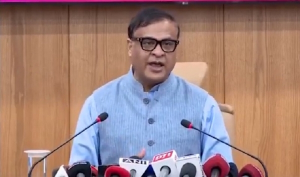 गुवाहाटीः संवाददाता सम्मेलन को संबोधित करते मुख्यमंत्री डॉ. हिमंत बिस्व सरमा गुवाहाटीः संवाददाता सम्मेलन को संबोधित करते मुख्यमंत्री डॉ. हिमंत बिस्व सरमा