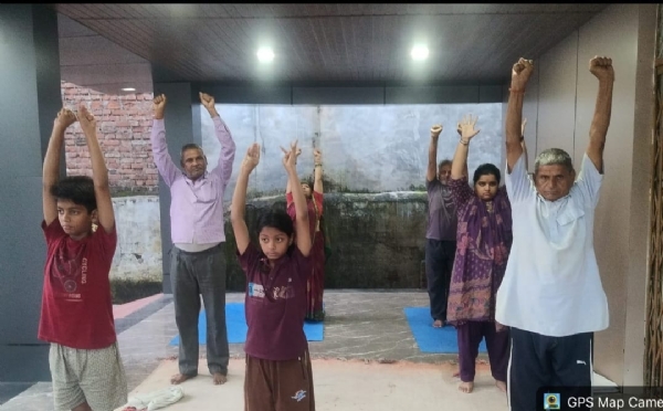 फोटो। योगा करते हुए लोग फोटो। योगा करते हुए लोग