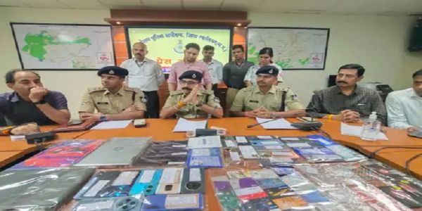ग्वालियर में अंतरराष्ट्रीय साइबर फ्रॉड का खुलासा करते हुए पुलिस ग्वालियर में अंतरराष्ट्रीय साइबर फ्रॉड का खुलासा करते हुए पुलिस