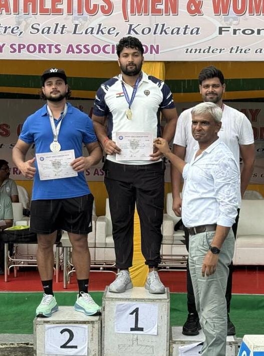 91वीं अखिल भारतीय रेलवे एथलेटिक्स चैम्पियनशिप में सम्मानित होते मुरादाबाद रेल मंडल के खिलाड़ी।