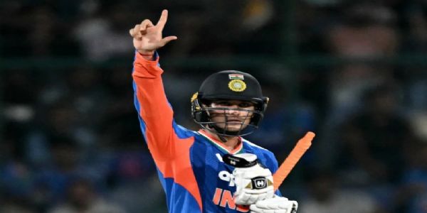 अर्धशतक लगाने के बाद जश्न मनाते अभिषेक शर्मा अर्धशतक लगाने के बाद जश्न मनाते अभिषेक शर्मा