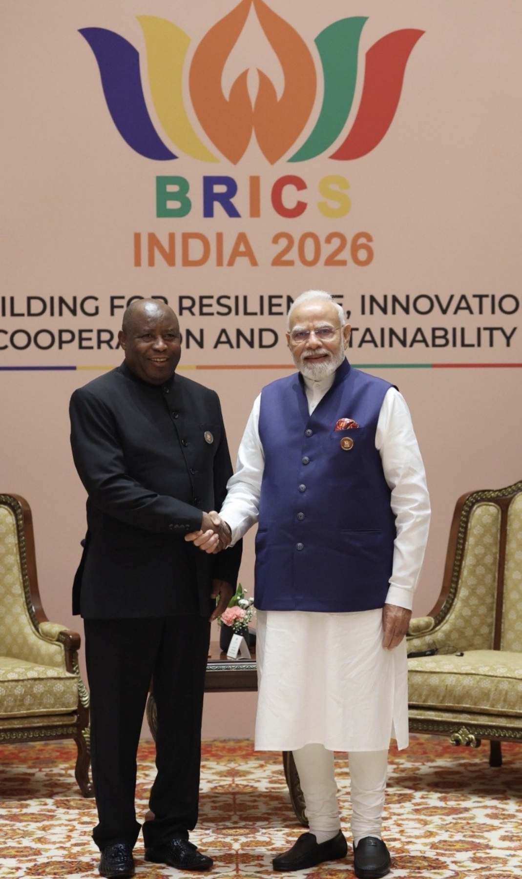 नई दिल्ली में प्रधानमंत्री नरेन्द्र मोदी ने रविवार को 18वें ब्रिक्स शिखर सम्मेलन से इतर अफ्रीकी संघ (एयू) के अध्यक्ष एवं बुरुंडी के राष्ट्रपति एवारेस्टे नदाइशिमिये के साथ द्विपक्षीय बैठक के दौरान।