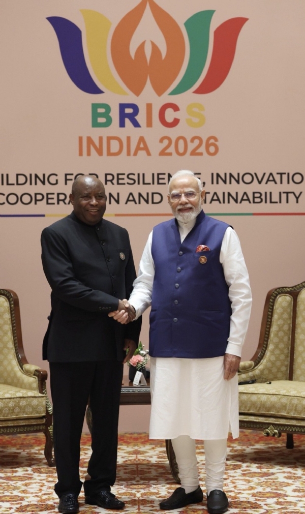 नई दिल्ली में प्रधानमंत्री नरेन्द्र मोदी ने रविवार को 18वें ब्रिक्स शिखर सम्मेलन से इतर अफ्रीकी संघ (एयू) के अध्यक्ष एवं बुरुंडी के राष्ट्रपति एवारेस्टे नदाइशिमिये के साथ द्विपक्षीय बैठक के दौरान। नई दिल्ली में प्रधानमंत्री नरेन्द्र मोदी ने रविवार को 18वें ब्रिक्स शिखर सम्मेलन से इतर अफ्रीकी संघ (एयू) के अध्यक्ष एवं बुरुंडी के राष्ट्रपति एवारेस्टे नदाइशिमिये के साथ द्विपक्षीय बैठक के दौरान।