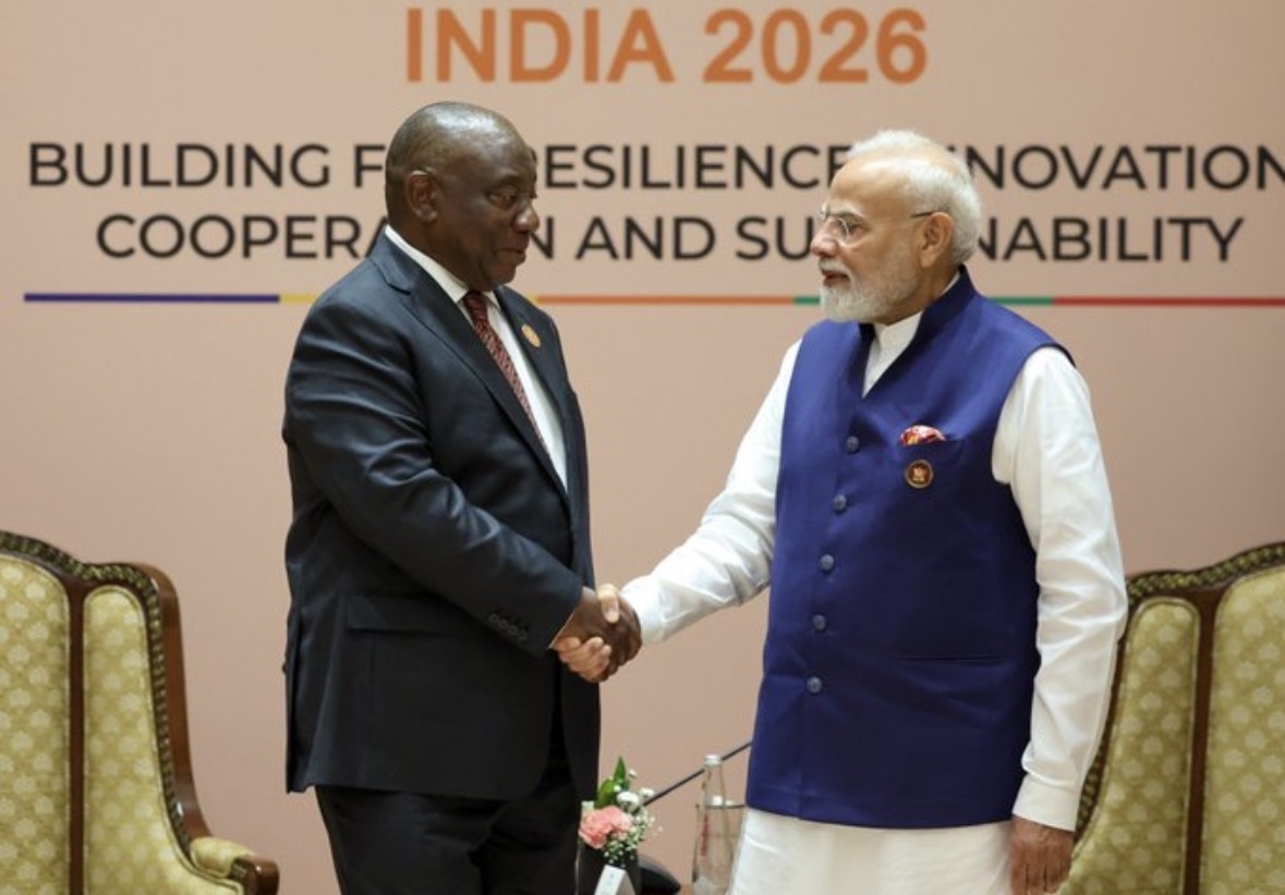 नई दिल्ली में प्रधानमंत्री नरेन्द्र मोदी ने रविवार को 18वें ब्रिक्स शिखर सम्मेलन से इतर दक्षिण अफ्रीका के राष्ट्रपति सिरिल रामाफोसा के साथ द्विपक्षीय बैठक के दौरान।