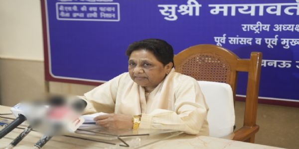 वार्ता करती मायावती की फोटो वार्ता करती मायावती की फोटो