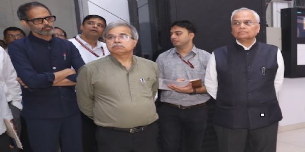 रेलवे बोर्ड के चेयरमैन एवं मुख्य कार्यकारी अधिकारी सतीश कुमार डीएफसीसीआईएल के कॉरपोरेट कार्यालय का दौरा करते हुए