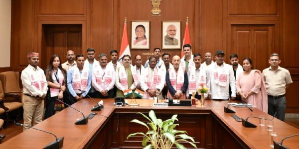 असम के राज्यपाल लक्षमण आचार्य के साथ यूपी के पत्रकार असम के राज्यपाल लक्षमण आचार्य के साथ यूपी के पत्रकार