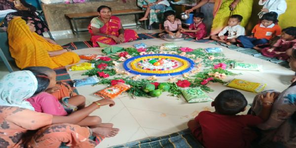 राष्ट्रीय पोषण माह में न्योता भोज और रंग-बिरंगी थाली से बच्चों को मिला पौष्टिक आहार