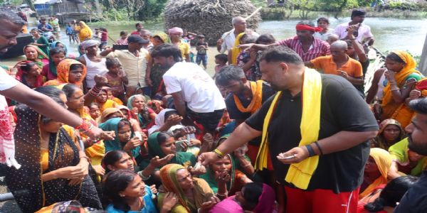 रुपौली में बाढ़ पीड़ितों के बीच पहुंचे सांसद पप्पू यादव, नाव से किया प्रभावित गांवों का दौरा