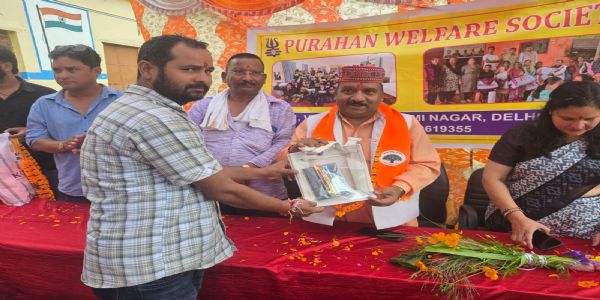 जरूरतमंद बच्चों के चेहरों पर खिली मुस्कान, सोसाइटी ने बांटे स्कूल बैग