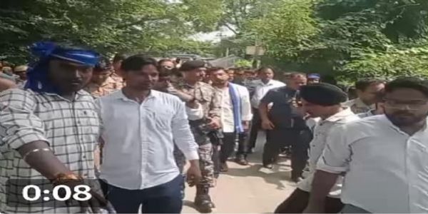 बाराबंकी में सांसद चंद्रशेखर आजाद को रोका, समर्थकों ने तोड़ा टोल बैरियर