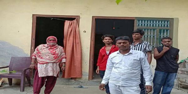 बंद घर को निशाना बना चोरों ने पांच लाख से अधिक के जेवरात व सामान उड़ाए