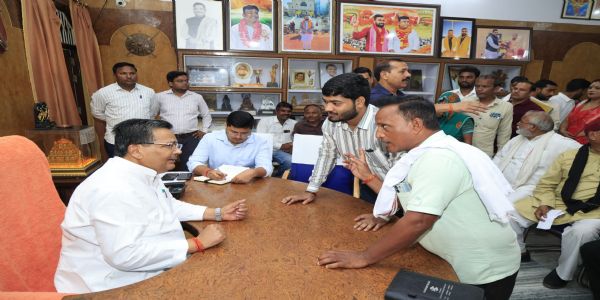 सरकार जनता की समस्याओं के प्रति गम्भीर, गुणवत्तापूर्ण करें निस्तारण - जयवीर सिंह