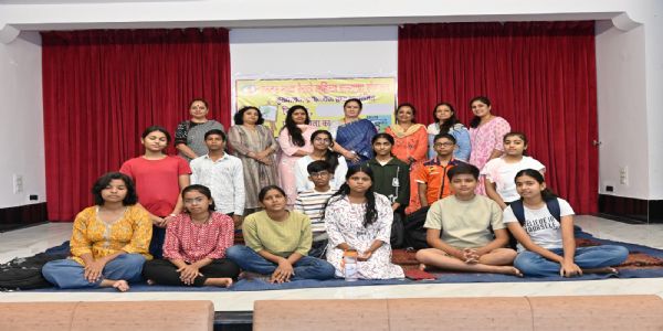 रेलवे महिला कल्याण संगठन ने बच्चों के लिए निबंध प्रतियोगिता कराई