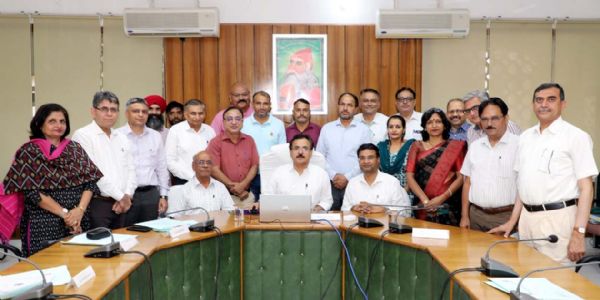 हिसार : स्कूली शिक्षा विद्यार्थियों के उज्ज्वल भविष्य की मजबूत नींव : प्रो. विजय कुमार