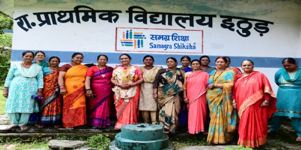 26 साल एक ही स्कूल में सेवा, विदाई पर छलक उठीं ग्रामीणों की आंखें