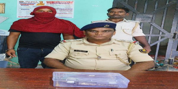 बख्तियारपुर थाना के तुर्की गांव में देशी शराब, हथियार व गोली के साथ एक युवक गिरफ्तार