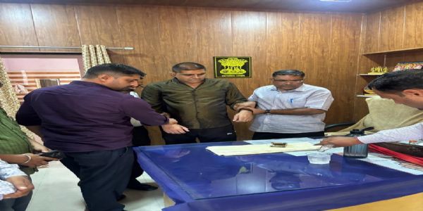 थानाधिकारी 50 हजार रुपए रिश्वत लेते रंगे हाथ गिरफ्तार