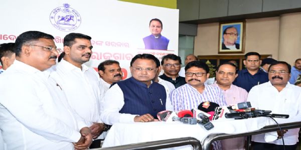 यूएई दौरे से लौटे मुख्यमंत्री, ओडिशा में आएगा 2.43 लाख करोड़ का निवेश