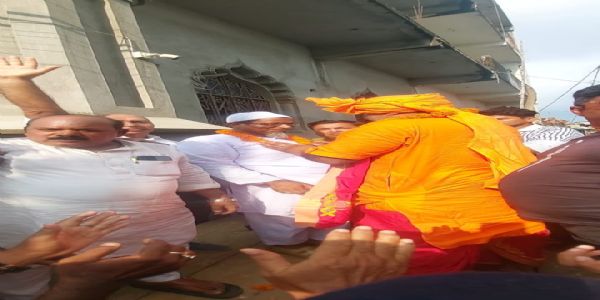 जामा मस्जिद के मौलाना और ठाकुरबाड़ी के महंत ने एक दूसरे को माला पहना और गले मिलकर दिया सांप्रदायिक सौहार्द्र का संदेश