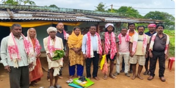 परिवार के आठ सदस्यों के साथ किशोर तिर्की लौटे सरना धर्म में