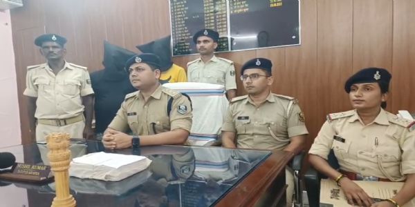 स्मैक और नगद राशि के साथ दो तस्कर गिरफ्तार