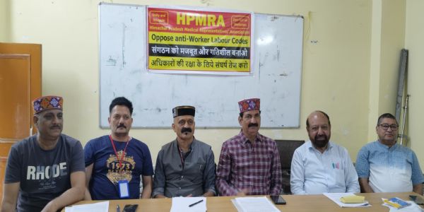 श्रम संहिताओं की जगह पुराने श्रम कानूनों को फिर से लागू करने की मांग
