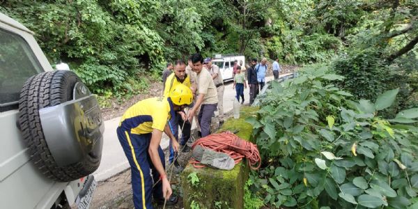 भतरौंजखान के कुमेेरिया में खाई में गिरा डंपर, चालक की मौत