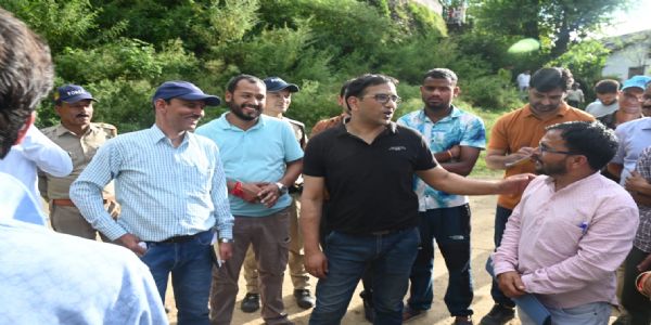 तटाऊ महाविद्यालय तक सड़क निर्माण की देरी पर बिफरे डीएम