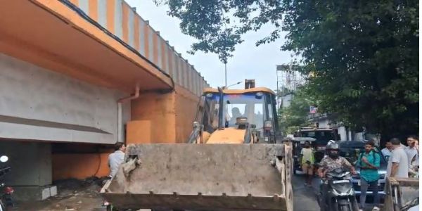 बर्धमान रोड फ्लाईओवर के नीचे अवैध दुकानों पर नगर निगम का चला बुलडोजर